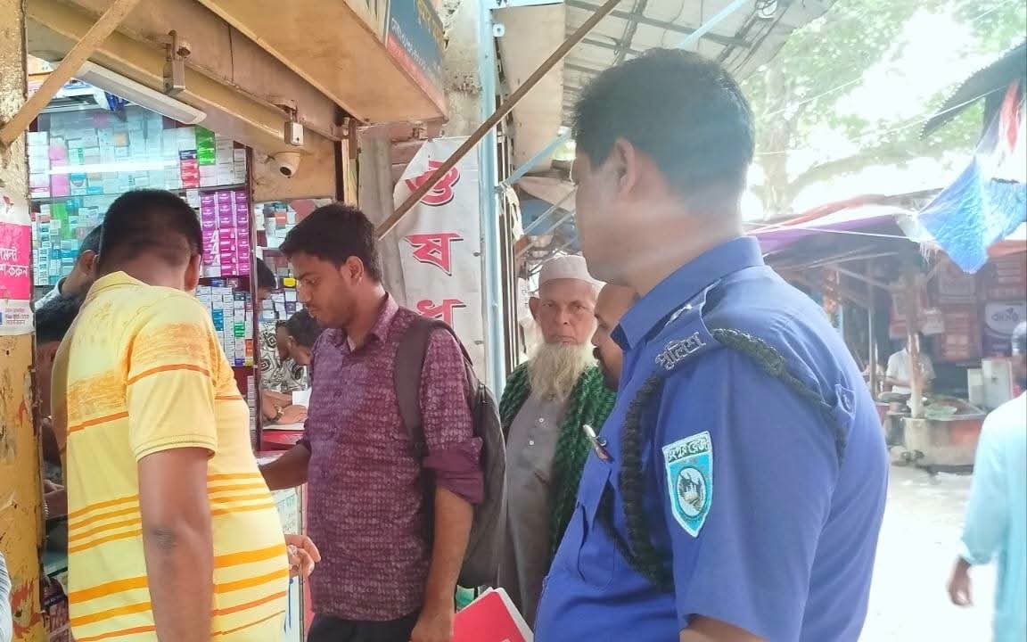 গোবিন্দগঞ্জে মেয়াদোত্তীর্ণ ওষুধ রাখায় দুই ফার্মেসিকে জরিমানা
