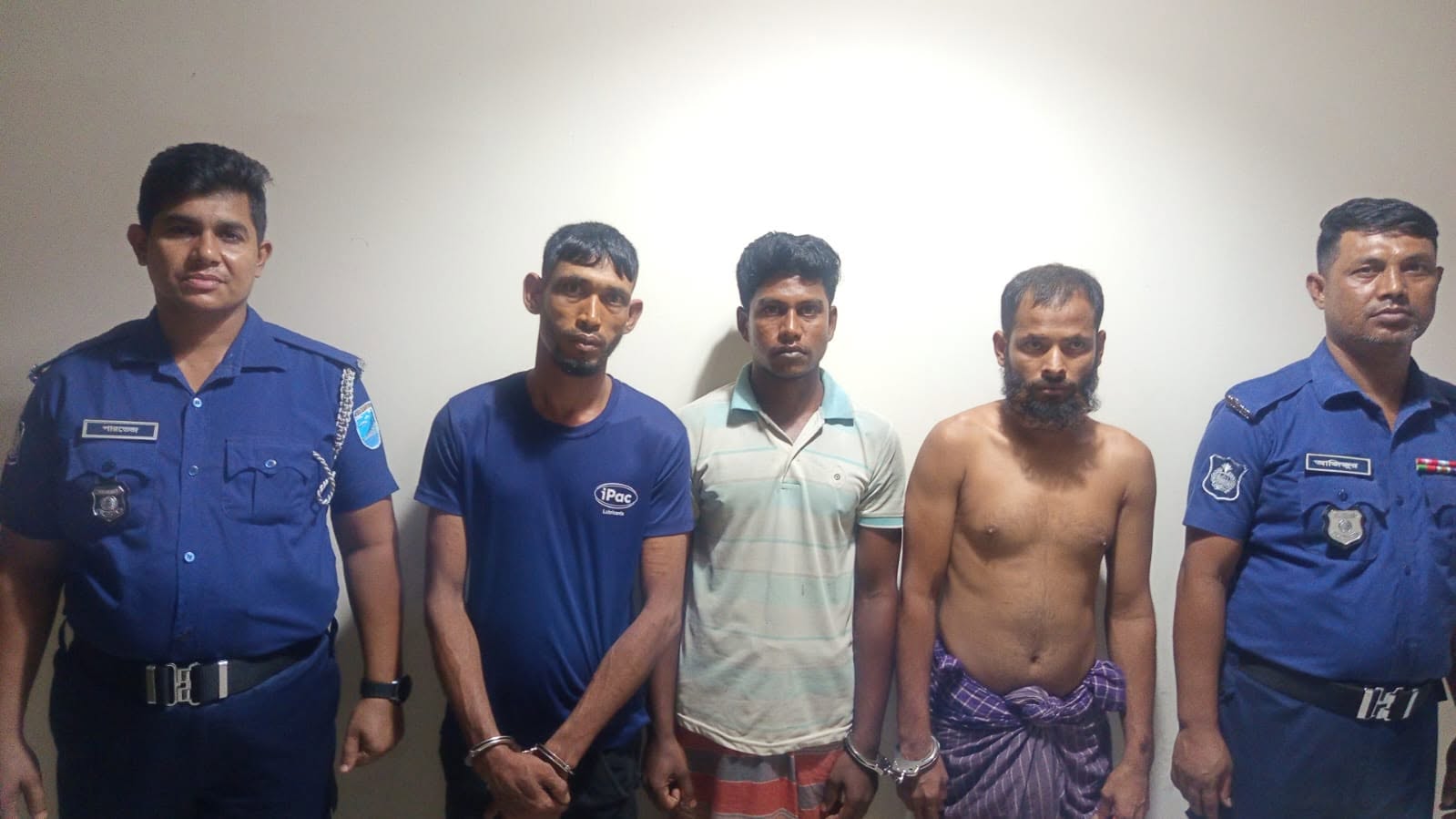 শরীয়তপুরে স্বামীকে বেঁধে রেখে স্ত্রীকে সংঘবদ্ধ ধর্ষণের অভিযোগে পুলিশের অভিযান (প্রতীকী ছবি)