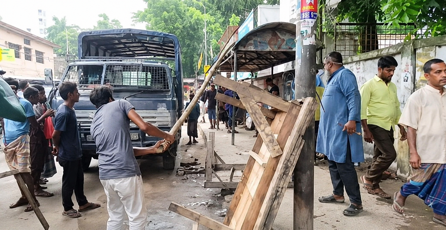বগুড়ায় ফুটপাত দখলমুক্তে উচ্ছেদ অভিযান