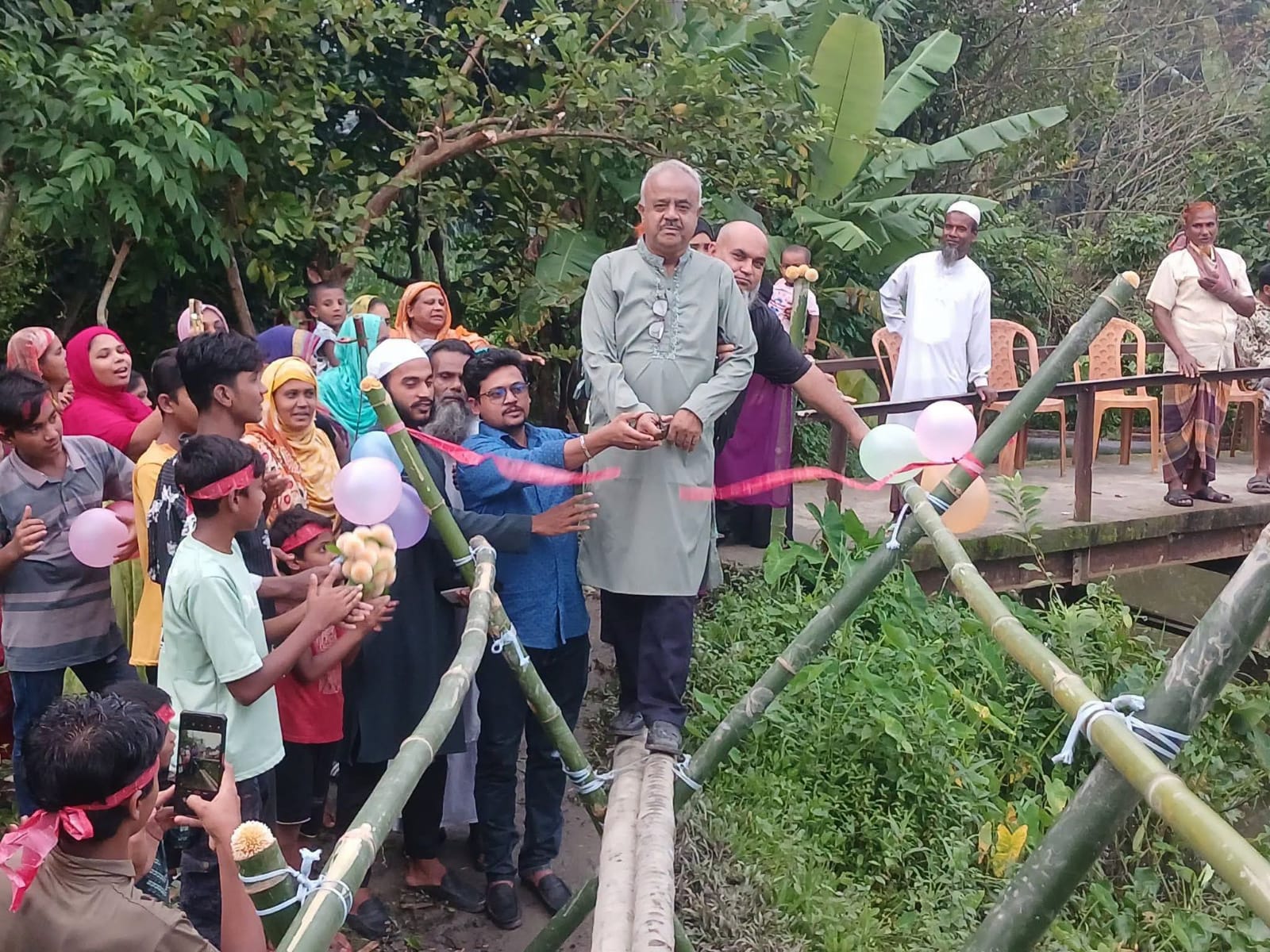 উজিরপুরে বাঁশের সাঁকো উদ্বোধন করছেন বিএনপি নেতা শহিদুল ইসলাম খান
