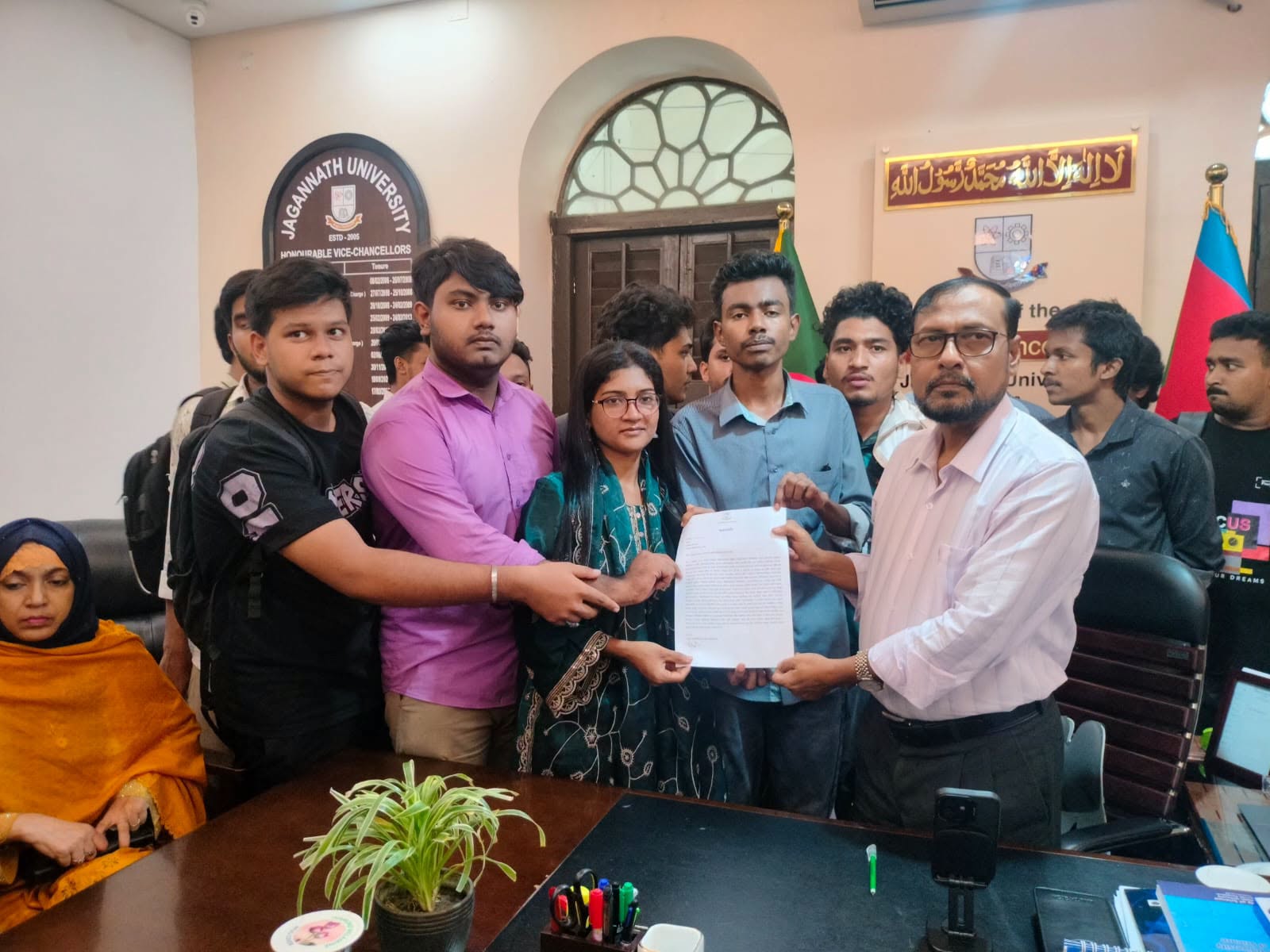 জগন্নাথ বিশ্ববিদ্যালয়ে উপাচার্যের কাছে শিক্ষার্থীদের স্মারকলিপি প্রদান