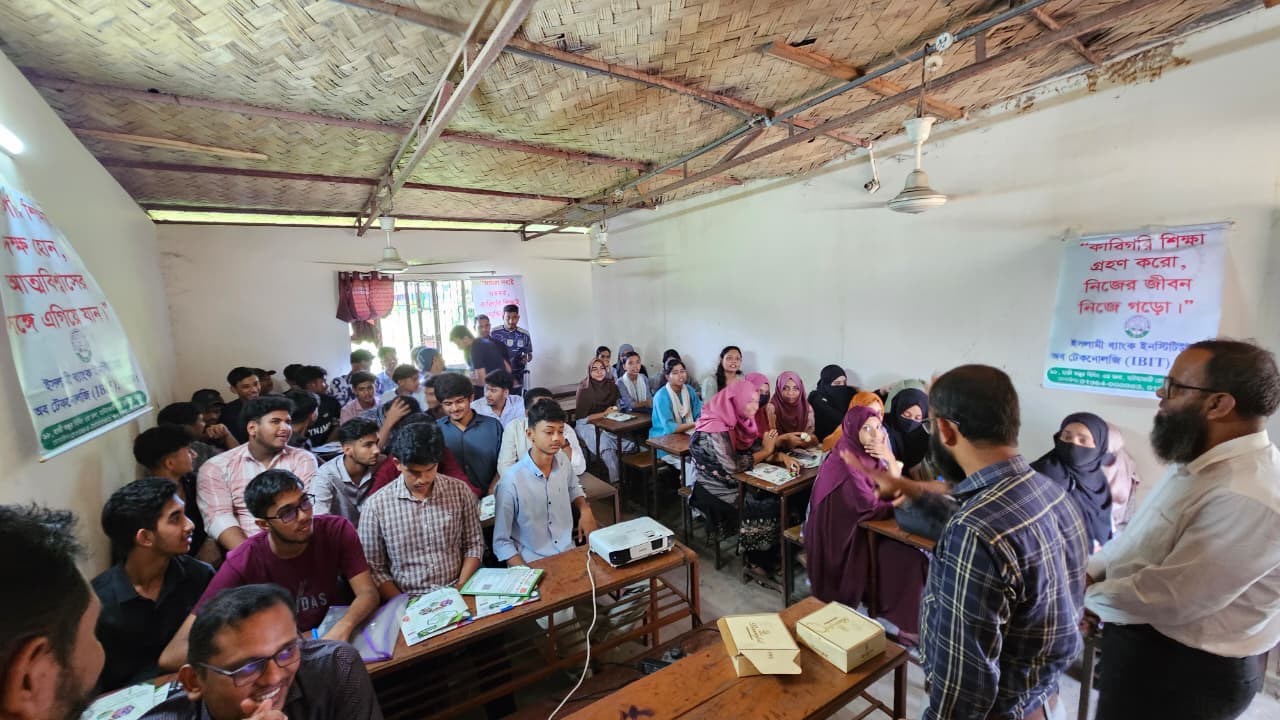 মিরসরাইয়ে কারিগরি শিক্ষা সেমিনারে বক্তারা ও শিক্ষার্থীরা
