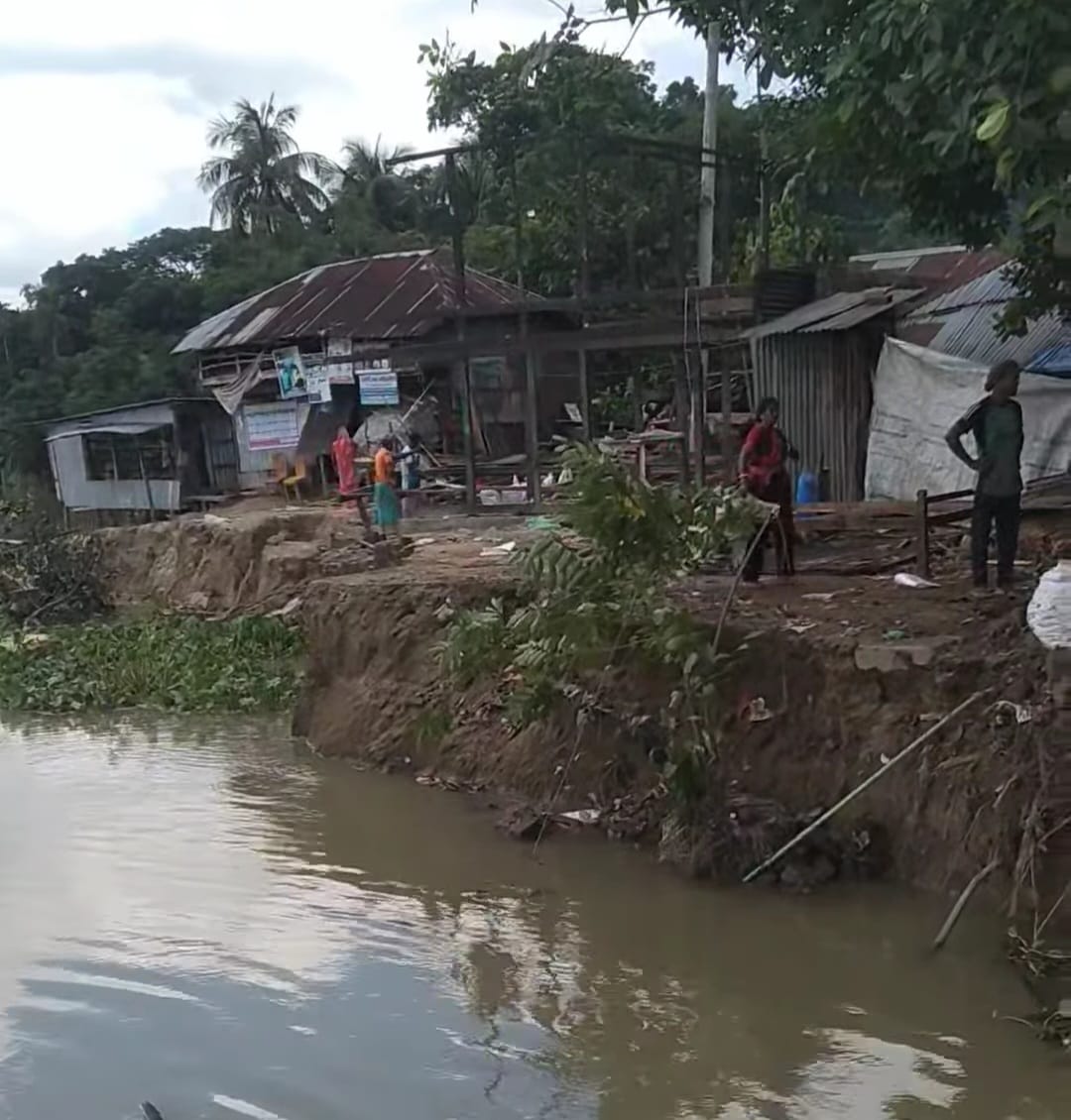 সাচিয়া বাজার নদীভাঙনে বিলীন দোকানপাট ও বসতভিটা