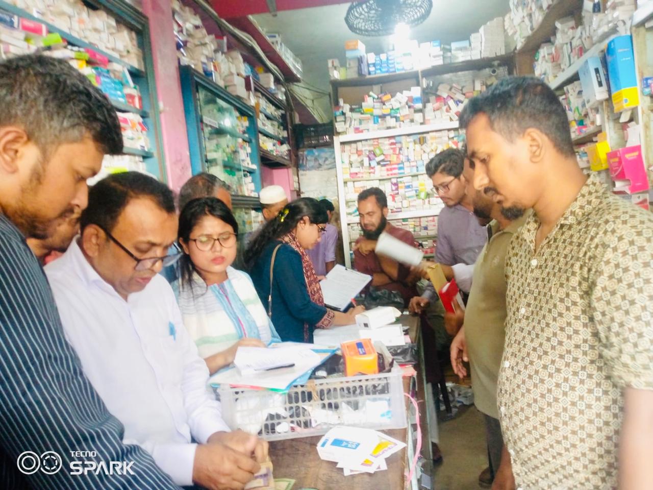 মিরসরাইয়ে মোবাইল কোর্ট পরিচালনা করছেন ইউএনও সোমাইয়া আক্তার