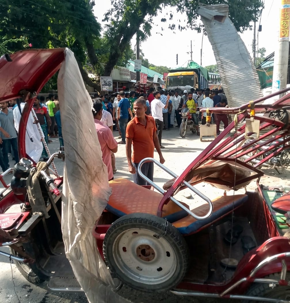 হাতীবান্ধায় ট্রাকের ধাক্কায় ক্ষতিগ্রস্ত অটোরিকশা ও শোরুম
