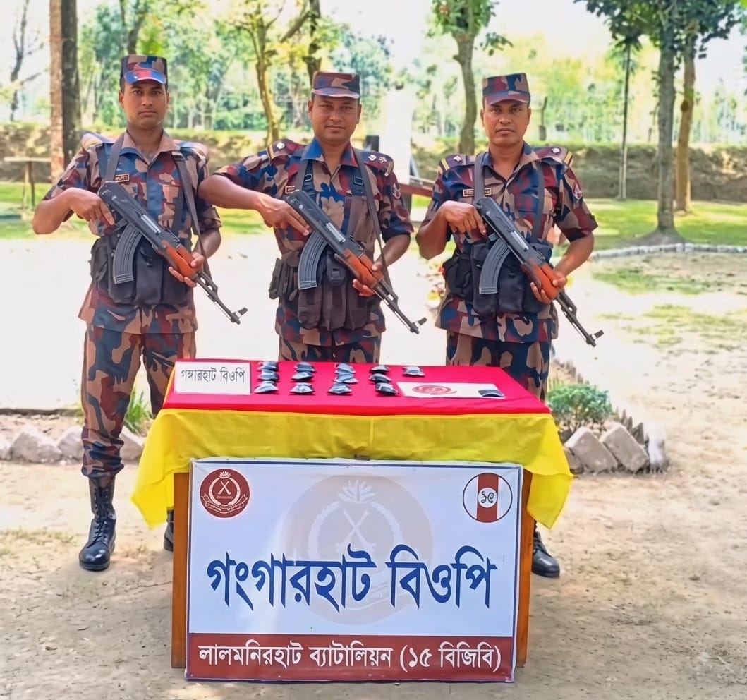 লালমনিরহাটে জব্দ করা ইয়াবা ট্যাবলেটের প্যাকেট