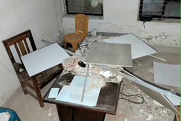 ডিমলা থানার জরাজীর্ণ ভবনের ছাদে ধসে পড়া পলেস্তারা