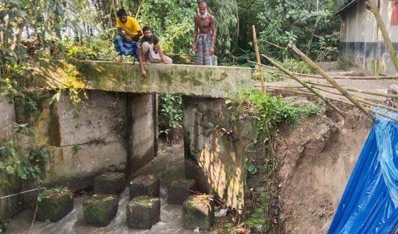 পাঁচবিবির স্লুইচগেট ধসে পড়ার প্রতীকী ছবি