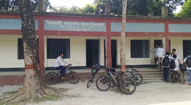 ডোমারে বিদ্যালয়ে জরাজীর্ণ সিলিং ফ্যান, যা খুলে পড়ে আহত হয় শিক্ষার্থী