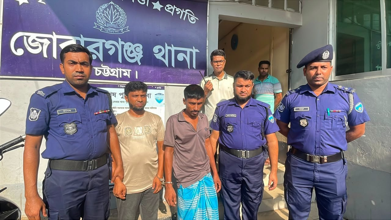 মিরসরাইয়ে চুরি হওয়া রড উদ্ধার করে থানায় জব্দ তালিকা তৈরি করছেন পুলিশ