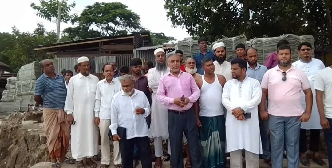 নাজিরপুরে তালতলা নদীভাঙন এলাকা পরিদর্শন করছেন নাজিরপুর ফাউন্ডেশনের সদস্যরা