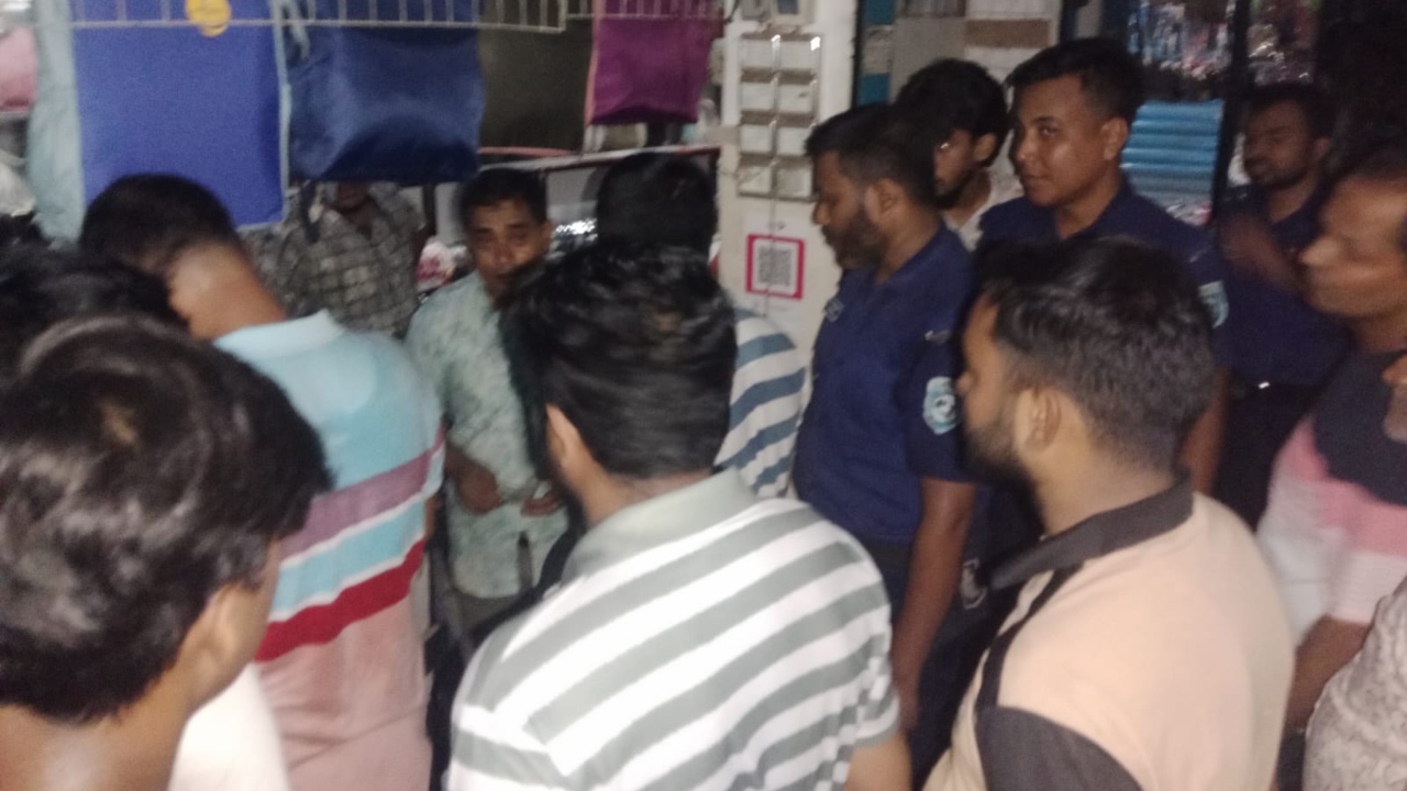সৈয়দপুরে রাত ৮টার পর দোকান খোলা রাখায় ভ্রাম্যমাণ আদালতের অভিযান