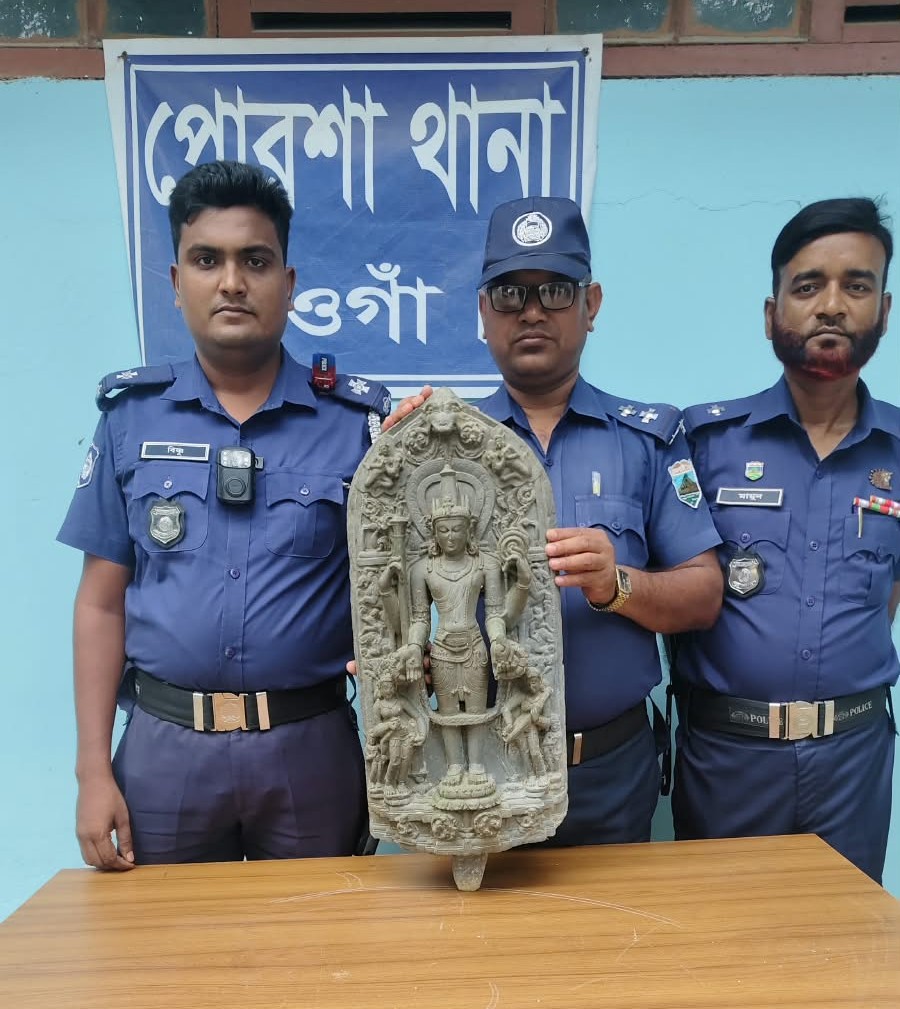 পোরশায় উদ্ধার হওয়া কষ্টি পাথর সদৃশ হিন্দুধর্মীয় মূর্তি
