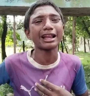 ভ্যান হারানো রেজোয়ানের পাশে দাঁড়ালেন উপজেলা প্রশাসন