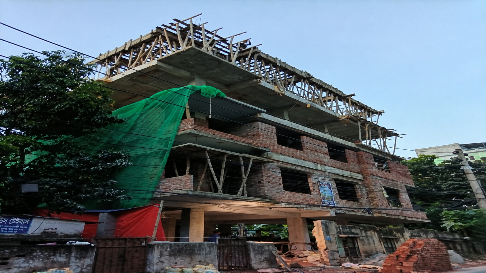 মিরপুরে নকশা লঙ্ঘন করে নির্মাণাধীন ভবন, নেই নিরাপত্তা বেষ্টনী