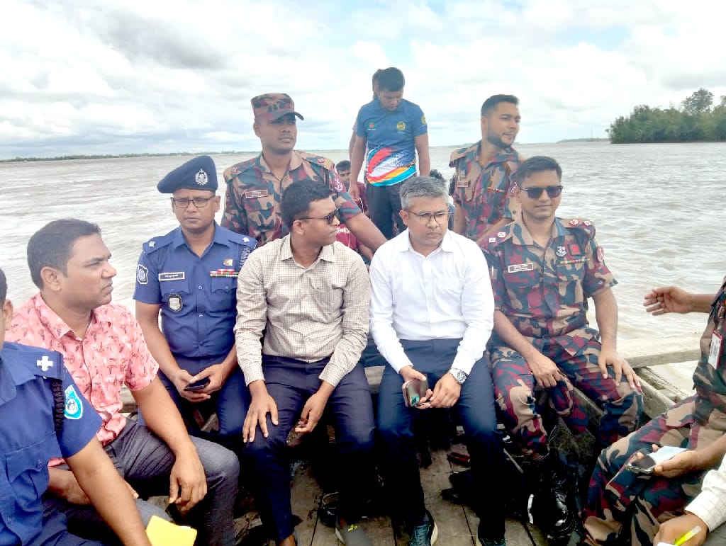 তিস্তায় অবৈধ পাথর উত্তোলন অভিযানে ধ্বংস করা নৌকা ও খননযন্ত্র