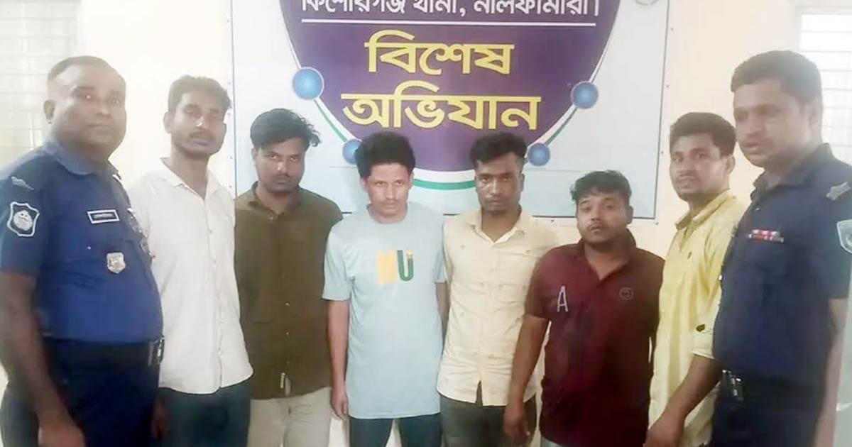 কিশোরগঞ্জে ভিসা প্রতারণা চক্রের সদস্যদের কাছ থেকে জব্দ পাসপোর্ট ও মোবাইল
