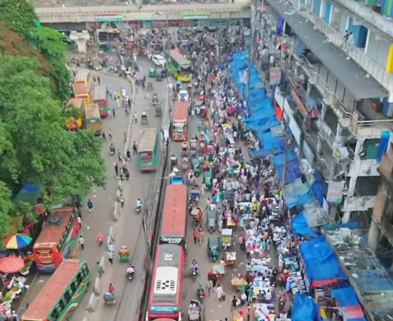 গুলিস্তানে চার লেনের তিন লেনই হকারদের দখলে