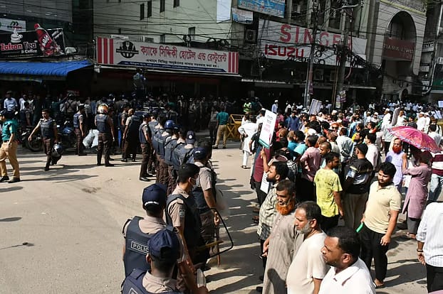 ইসলামী ব্যাংকের সামনে সংঘর্ষে আহতদের উদ্ধার তৎপরতা