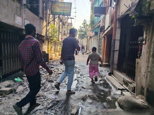 জুরাইনে জলাবদ্ধতায় তলিয়ে যাওয়া সড়ক