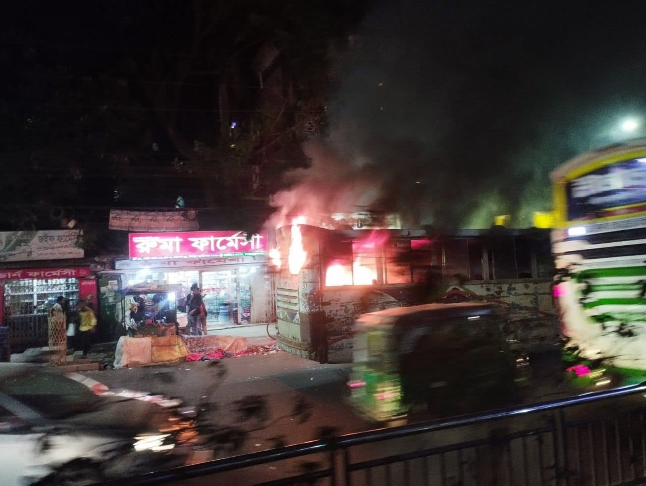 মিরপুরে চলন্ত বাসে আগুন নেভাচ্ছে ফায়ার সার্ভিস