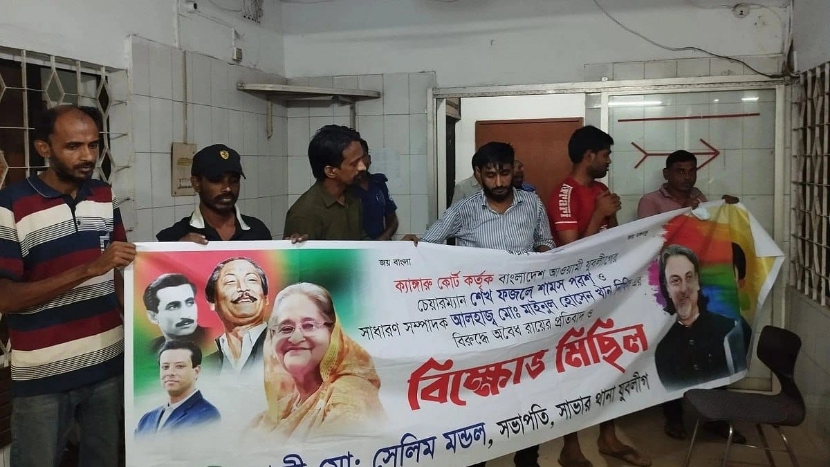 সাভারে ঝটিকা মিছিলের অভিযোগে গ্রেপ্তার নেতাকর্মীদের কাছ থেকে জব্দ ব্যানার-লাঠি