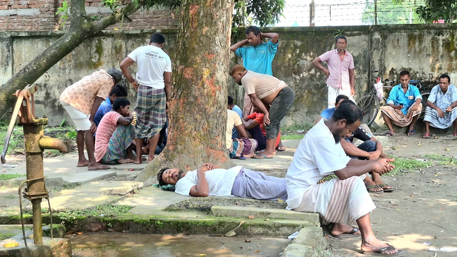 নীলফামারী খাদ্যগুদামের শ্রমিকদের মজুরি নিয়ে বঞ্চনার অভিযোগ
