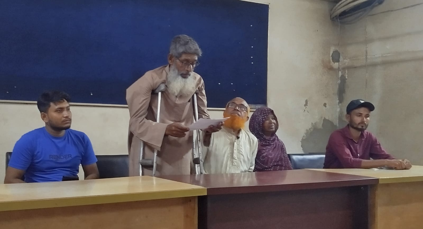 ঝিকরগাছায় বিদেশে পাঠানোর নামে টাকা নেওয়ার অভিযোগ