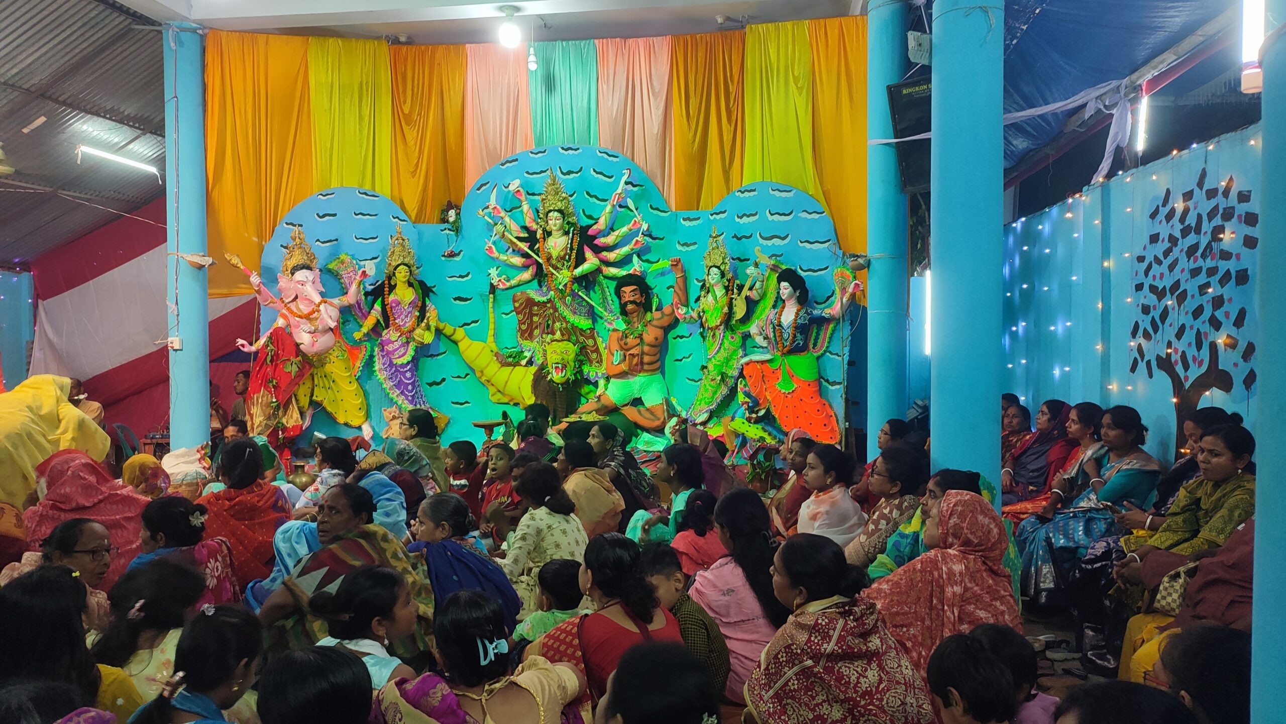 মোংলায় দুর্গাপূজা উপলক্ষে পূজামণ্ডপে দর্শনার্থীদের ভিড়