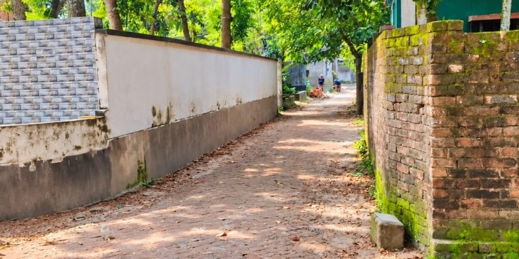 যশোরে সড়কের জায়গা দখল করে প্রাচীর নির্মাণ