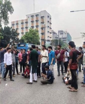 যুব উন্নয়ন অধিদপ্তরের নিয়োগ পরীক্ষা স্থগিত হওয়ায় কেন্দ্রের সামনে হতাশ চাকরিপ্রার্থীরা