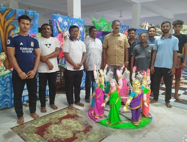 যশোরে ৭৩৭ মণ্ডপে দুর্গাপূজা উপলক্ষে চাঁচড়া বর্মণপাড়া শ্রীহরি মন্দিরে ১০১ প্রতিমা