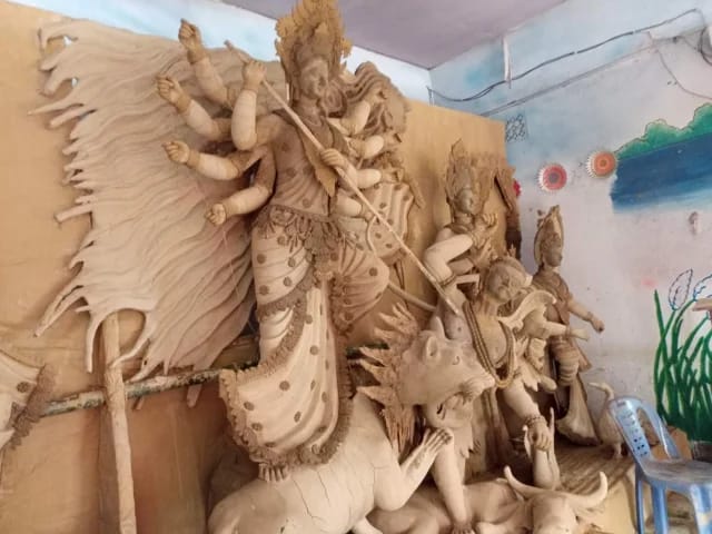 নীলফামারীতে ৮৪৯ মণ্ডপে দুর্গাপূজা উপলক্ষে প্রতিমা সাজানোর প্রস্তুতি