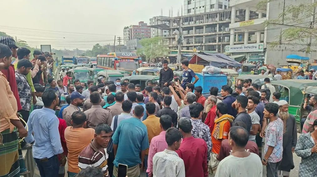 অটোরিকশাচালকদের অবরোধে মোহাম্মদপুর, বসিলা ও গাবতলীমুখী সড়কে যান চলাচল ব্যাহত