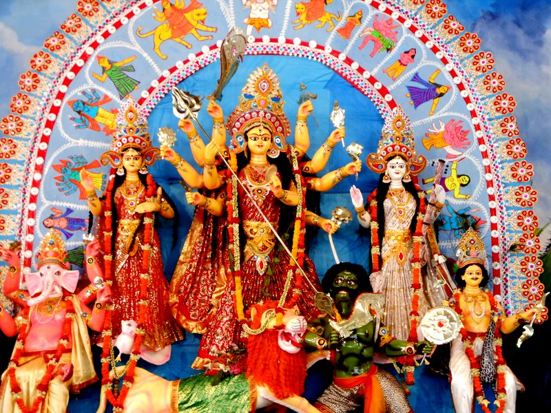 দুর্গাপূজায় পাঁচ দিনের ছুটি, সরকারি অনুদান ও বিশেষ ট্রেনের ব্যবস্থা