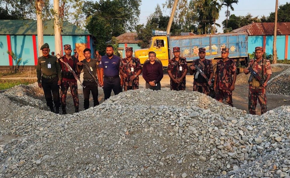 ডিমলায় অবৈধ পাথর জব্দের অভিযানে পাথরবোঝাই ট্রাক ও ক্রাশার মেশিন