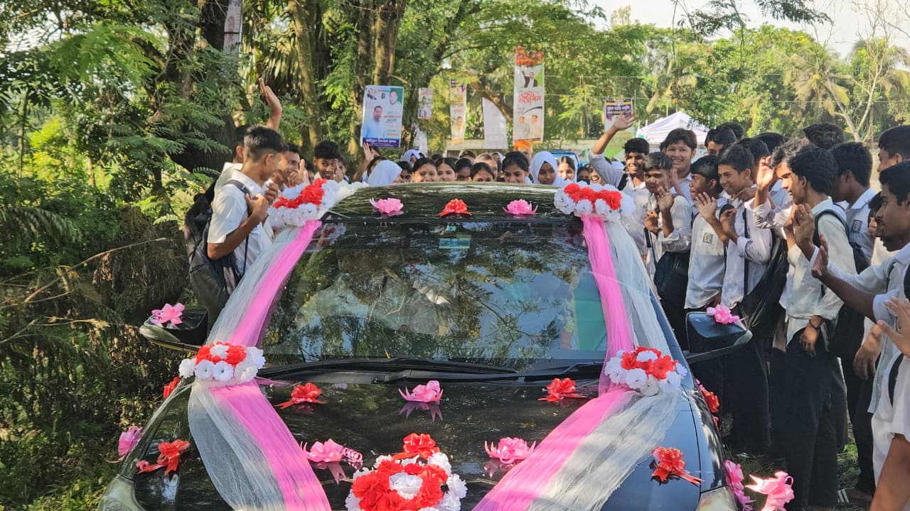 আলাউল কবিরের বিদায় সংবর্ধনায় ফুল দিয়ে সম্মান জানাচ্ছেন বিদ্যালয়ের শিক্ষক ও শিক্ষার্থীরা