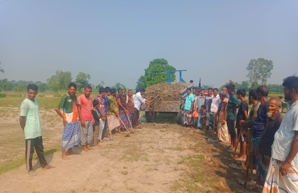 ডোমারে গ্রামবাসীর উদ্যোগে খানাখন্দে ভরা সড়ক সংস্কারের কাজ