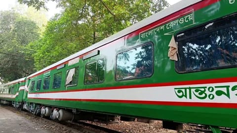ভারত থেকে ১৮টি রেলকোচ সৈয়দপুর রেলওয়ে কারখানায় আনা হয়েছে