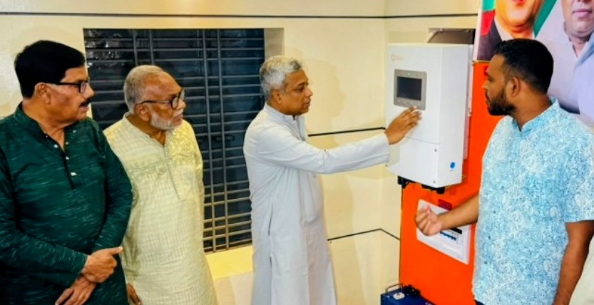 যশোর জেলা বিএনপি কার্যালয়ে সৌরবিদ্যুৎ প্রকল্প উদ্বোধন করছেন প্রতিমন্ত্রী অনিন্দ্য ইসলাম অমিত