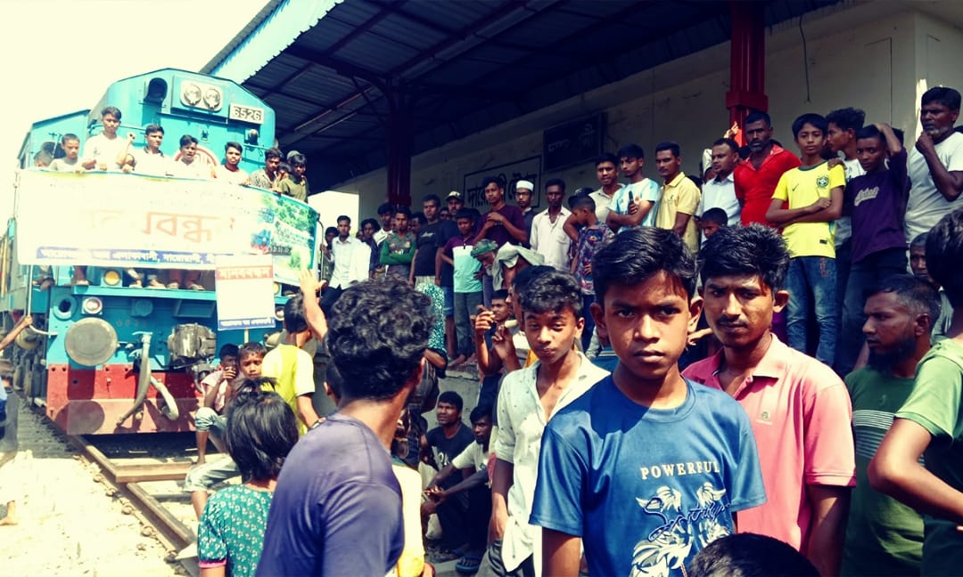 দারোয়ানী রেলস্টেশনে ট্রেনের যাত্রাবিরতির দাবিতে স্থানীয় বাসিন্দাদের রেললাইন অবরোধ
