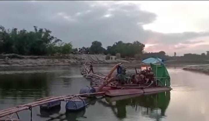 জলঢাকায় অবৈধ বালু উত্তোলনের অভিযোগে চাড়ালকাটা নদীতে বালু তোলার দৃশ্য