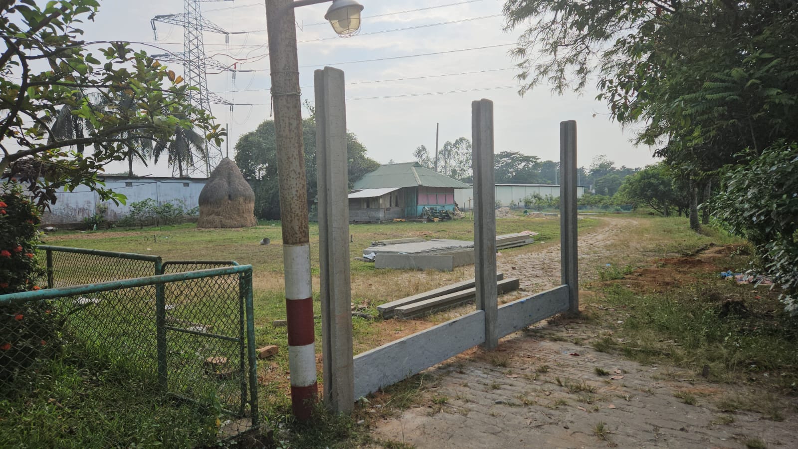 মিরসরাইয়ে বসতবাড়ির রাস্তা বন্ধের অভিযোগে দুই ভাইয়ের বিরোধ