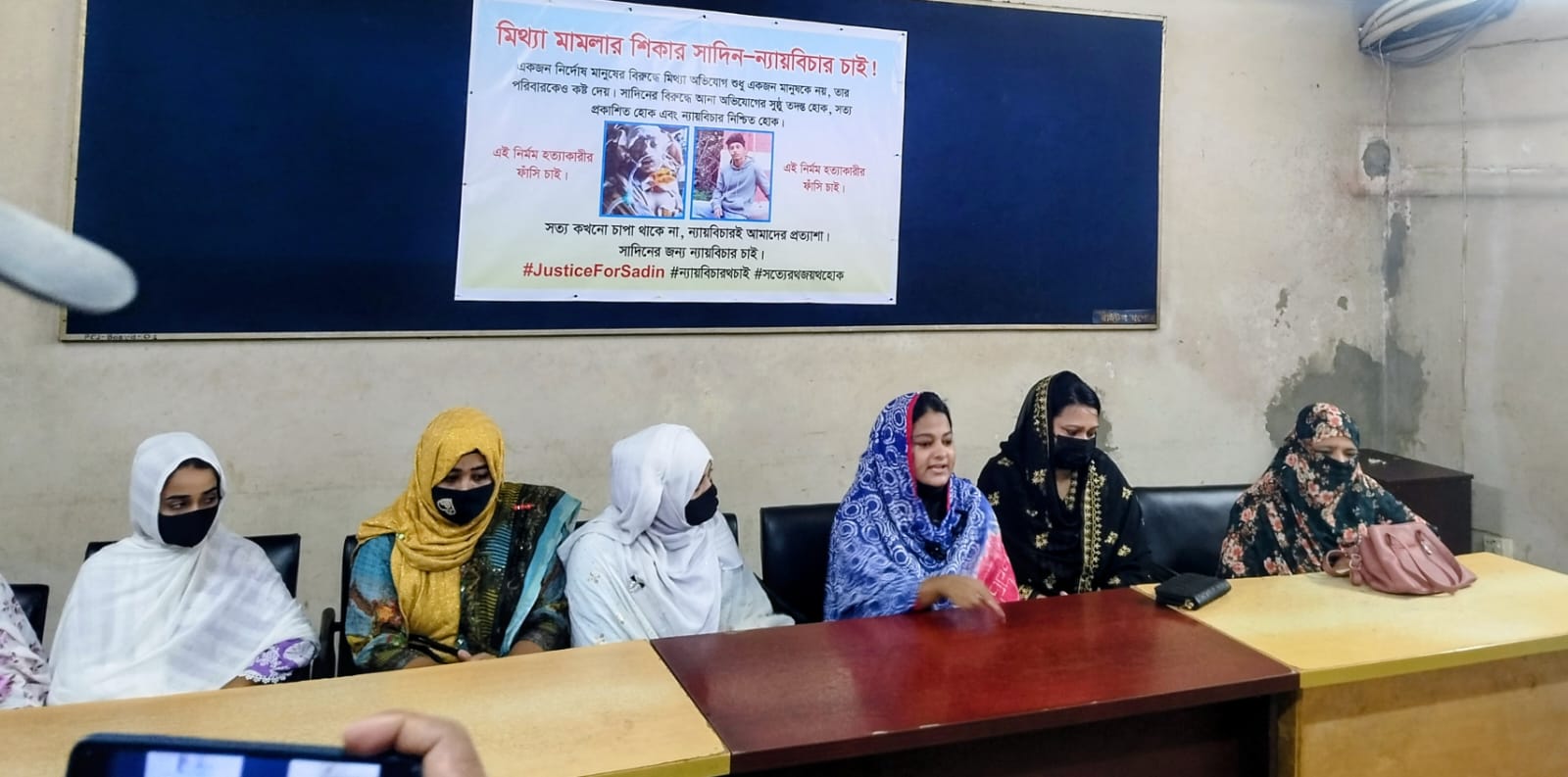 যশোরে কিশোর স্বাধীন হত্যা ঘটনায় বিচার ও আসামিদের গ্রেপ্তারের দাবিতে মায়ের সংবাদ সম্মেলন